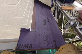 屋根材にルーフィングを敷く