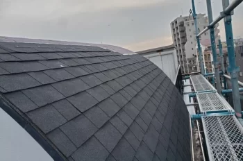 シングル葺き屋根の着工